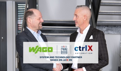 Zwei Männer im Anzug, die sich lächelnd die Hände schütteln. Im Vordergrund sind die Logos von WAGO, ctrlX OS und ctrlX AUTOMATION platziert. Darunter steht: System and Tehcnology Partner Based on ctrlX OS.