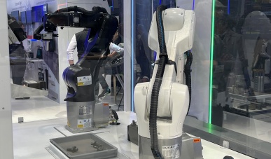 Messedemonstrator eines bildgesteuerten Roboterarms.