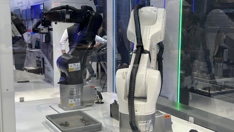 Trade fair demonstrator of a vision-guided robotic arm.