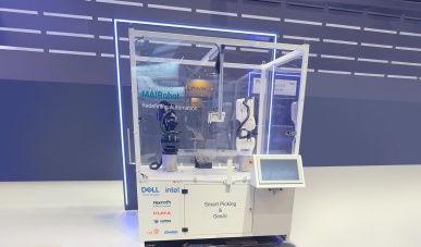 Messedemonstrator eines bildgesteuerten Roboterarms.